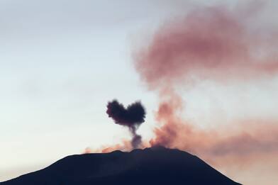 Etna in piena attività, dal cratere una nuvola a forma di cuore: FOTO