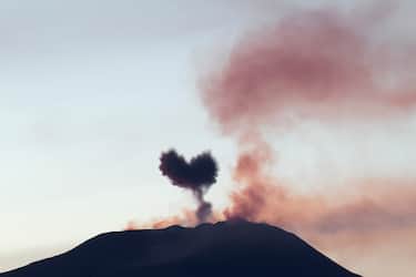 Catania. Il nostro vulcano Etna, in questi giorni in piena attivit (Angela Platania/Fotogramma,  - 2020-05-08) p.s. la foto e' utilizzabile nel rispetto del contesto in cui e' stata scattata, e senza intento diffamatorio del decoro delle persone rappresentate