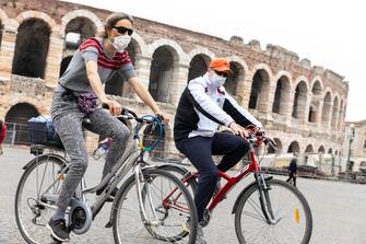 People relax, ride bicycles and enjoy the first Sunday of Phase 2 during the coronavirus emergency, in Verona, northern Italy, 10 May 2020. Italy entered the second phase of its coronavirus emergency on 04 May with the start of the gradual relaxation of the lockdown measures that have been in force for 55 days.
ANSA/ FILIPPO VENEZIA