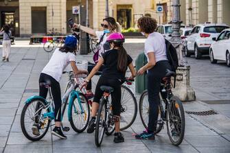 Selfie per mamme e figlie in bicicletta a piazza Castello, Torino, 07 maggio 2020 ANSA/TINO ROMANO