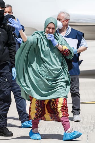 Italian cooperator, Silvia Romano, wearing a green tunic,  upon her arrival at the Ciampino airport, Rome, Italy, 10 May 2020. Silvia Romano was kidnapped on Novembre 2018 in Kenya.. ANSA / FABIO FRUSTACI