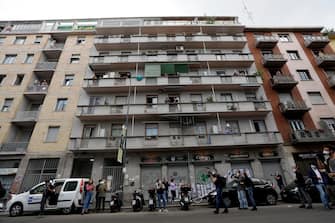 Flash mob in via casoretto organizzato dai Sentinelli per il ritorno in Italia dopo 17 mesi di rapimento di Silvia Romano a Milano, 10 maggio 2020.ANSA/Mourad Balti Touati