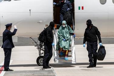 Italian cooperator, Silvia Romano, wearing a green tunic, reacts upon her arrivlal at the Ciampino airport, Rome, Italy, 10 May 2020. Silvia Romano was kidnapped on Novembre 2018 in Kenya. ANSA / FABIO FRUSTACI