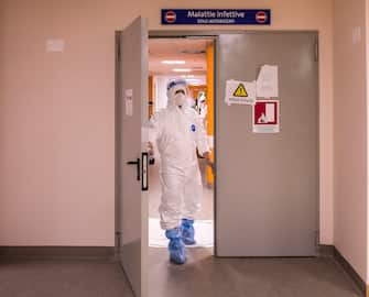 CATANIA, ITALY - APRIL 23: A doctor wears a protective suit, with mask, goggles and gloves, while leaving the Infectious Diseases ward for patients COVID-19, of San Marco Hospital in Catania on April 23, 2020 in Catania, Italy. Italy will remain on lockdown until May 4th to stem the transmission of the Coronavirus (Covid-19), but some industries are being allowed to reopen. (Photo by Fabrizio Villa/Getty Images)