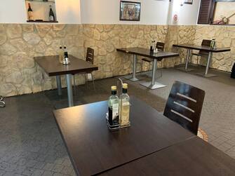 A Bolzano ristoranti pronti ad accogliere i primi clienti. Distanza minima di due metri tra i tavoli, 11 maggio 2020. ANSA
