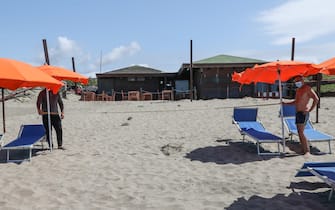 Capocotta - simulazione apertura spiagge con regole di prevenzione per il Covid 19. Spiaggia Libera attrezzata Mediterranea. Distanza di cinque metri tra un ombrellone e l'altro