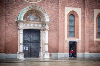 Milano - Fase 2 Emergenza Coronavirus. Dal 18 Maggio sarÃ  nuovamente possibile celebrare le messe dopo il lungo lockdown. Segnaletica per il distanziamento sociale in vista della riapertura. Basilica di Santa Maria delle Grazie (Marco Passaro/Fotogramma, Milano - 2020-05-13) p.s. la foto e' utilizzabile nel rispetto del contesto in cui e' stata scattata, e senza intento diffamatorio del decoro delle persone rappresentate