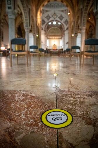 Emergenza covid-19 - Segnaletica per il distanziamento sociale in vista della riapertura nelle Chiese Milano - Fase 2 Emergenza Coronavirus. Dal 18 Maggio sarà nuovamente possibile celebrare le messe dopo il lungo lockdown. Segnaletica per il distanziamento sociale in vista della riapertura. Basilica di Santa Maria delle Grazie (Marco Passaro/Fotogramma, Milano - 2020-05-13) p.s. la foto e' utilizzabile nel rispetto del contesto in cui e' stata scattata, e senza intento diffamatorio del decoro delle persone rappresentate