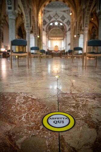 Milano - Fase 2 Emergenza Coronavirus. Dal 18 Maggio sarÃ  nuovamente possibile celebrare le messe dopo il lungo lockdown. Segnaletica per il distanziamento sociale in vista della riapertura. Basilica di Santa Maria delle Grazie (Marco Passaro/Fotogramma, Milano - 2020-05-13) p.s. la foto e' utilizzabile nel rispetto del contesto in cui e' stata scattata, e senza intento diffamatorio del decoro delle persone rappresentate