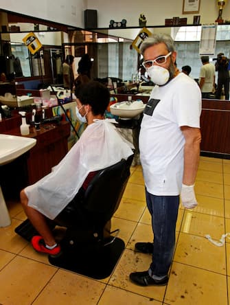 Primo giorno di riapertura delle parrucchiere e barbieri Lunedì 11 Maggio 2020