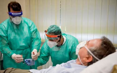 At the Cotugno hospital in Naples, the stages of preparation for the collection of plasma. Among the first people to be recruited for the experimentation, the doctors who in the same departments, now reclaimed, treating the sick, contracted the coronavirus, 13 May 2020
ANSA / CIRO FUSCO