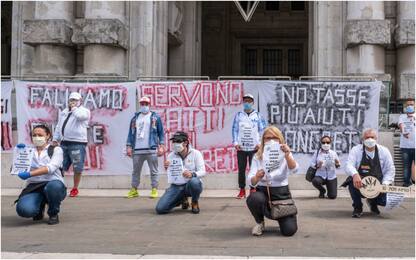 Coronavirus Milano, flash mob ristoratori: "Così non riapriamo". FOTO