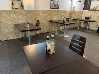 A Bolzano ristoranti pronti ad accogliere i primi clienti. Distanza minima di due metri tra i tavoli, 11 maggio 2020. ANSA