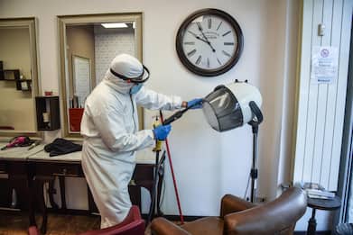 Coronavirus Usa, al lavoro parrucchieri con sintomi, forse 140 contagi