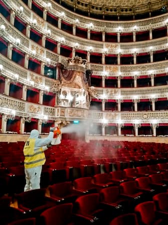 Le operazioni di sanificazione nel teatro San Carlo di Napoli disposte dall'amministrazione comune di Napoli come misura di contrasto alla diffusione del Coronavirus, 2 marzo 2020ANSA / UFFICIO STAMPA COMUNE NAPOLI
