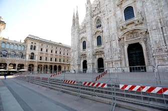 Transennato il sagrato del Duomo per la celebrazione delle messe durante la fase 2 dell'emergenza Coronavirus a Milano, 18 maggio 2020.ANSA/Mourad Balti Touati