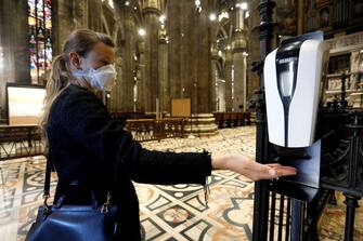Sanificazione delle mani per la prima messa in Duomo durante la fase 2 dell'emergenza Coronavirus a Milano, 18 maggio 2020.ANSA/Mourad Balti Touati