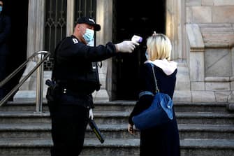 Controlli della temperatura per la celebrazione della prima messa in Duomo durante la fase 2 dell'emergenza Coronavirus a Milano, 18 maggio 2020.ANSA/Mourad Balti Touati