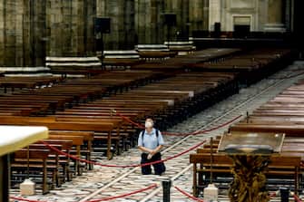 Un uomo prega solitario nella navata centrale della Cattedrale del Duomo durante la fase 2 dell'emergenza Coronavirus a Milano, 18 maggio 2020.ANSA/Mourad Balti Touati