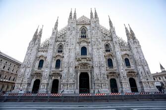 Transennato il sagrato del Duomo per la celebrazione delle messe durante la fase 2 dell'emergenza Coronavirus a Milano, 18 maggio 2020.ANSA/Mourad Balti Touati