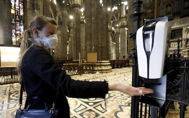 Sanificazione delle mani per la prima messa in Duomo durante la fase 2 dell'emergenza Coronavirus a Milano, 18 maggio 2020.ANSA/Mourad Balti Touati