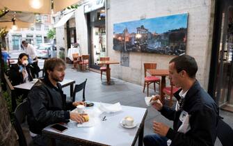 Prima colazione seduti per il clienti del bar Stendhal di Roma, allÕapertura, il giorno della fine del lockdown per lÕemergenza Coronavirus, 18 maggio 2020. ANSA/CLAUDIO PERI