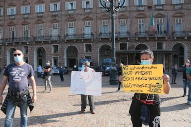 Coronavirus Torino, protesta degli ambulanti in piazza Castello