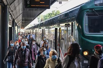 L arrivo dei pendolari alla stazione Cadorna nel giorno della rpartenza dopo il lockdown a causa del coronavirus Covid-19, Milano, 18 maggio 2020.  Ansa/Matteo Corner