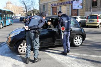 ROME, ITALY - MARCH 15: A Police patrol of the Ostia Commissariat checks if the occupants of a car are respecting the quarantine on March 15, 2020 in Rome, Italy. Ostias streets, one of Rome neighborhood were eerily quiet on the forth day of a nationwide quarantine. The Italian Government has taken the unprecedented measure of a nationwide lockdown by closing all businesses except essential services such as, pharmacies, grocery stores, hardware stores, tobacconists and banks, in an effort to fight the world's second-most deadly Coronavirus (COVID-19) outbreak outside of China.The movements in the streets are allowed only for work reasons and health reasons proven by a medical certificate. Citizens are encourage to stay home and have an obligation to respect the safety distance of one meter from each other in a row at supermarkets or in public spaces. According to the Ministry of the Interior, of the over half a million people controlled by the police in the past four days, over 20 thousand people have been reported for violating the quarantine. 
(Photo by Marco Di Lauro/Getty Images)