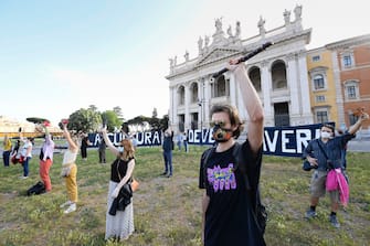 Coronavirus: flash mob dei lavoratori dello spettacolo dal vivo in piazza San Giovanni contro le disposizioni del DPCM emergenza Coronavirus Flash mob dei lavoratori dello spettacolo dal vivo in piazza San Giovanni contro le disposizioni del DPCM per l’emergenza Coronavirus (Luigi Mistrulli/Fotogramma, Roma - 2020-05-18) p.s. la foto e' utilizzabile nel rispetto del contesto in cui e' stata scattata, e senza intento diffamatorio del decoro delle persone rappresentate