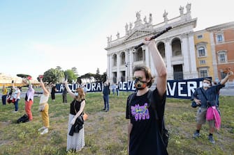 Flash mob dei lavoratori dello spettacolo dal vivo in piazza San Giovanni contro le disposizioni del DPCM per l’emergenza Coronavirus (Luigi Mistrulli/Fotogramma, Roma - 2020-05-18) p.s. la foto e' utilizzabile nel rispetto del contesto in cui e' stata scattata, e senza intento diffamatorio del decoro delle persone rappresentate