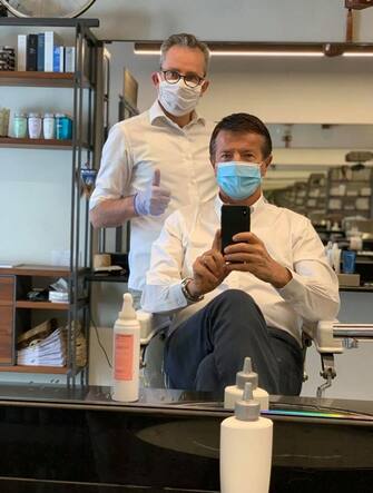 Il sindaco di Bergamo, Giorgio Gori, dal barbiere nel giorno della riapertura delle attività commerciali, 18 maggio 2020. +++FACEBOOK/GIORGIO GORI ++ NO SALES, EDITORIAL USE ONLY +++