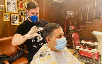fase 2 politici e personaggi parrucchiere barbiere