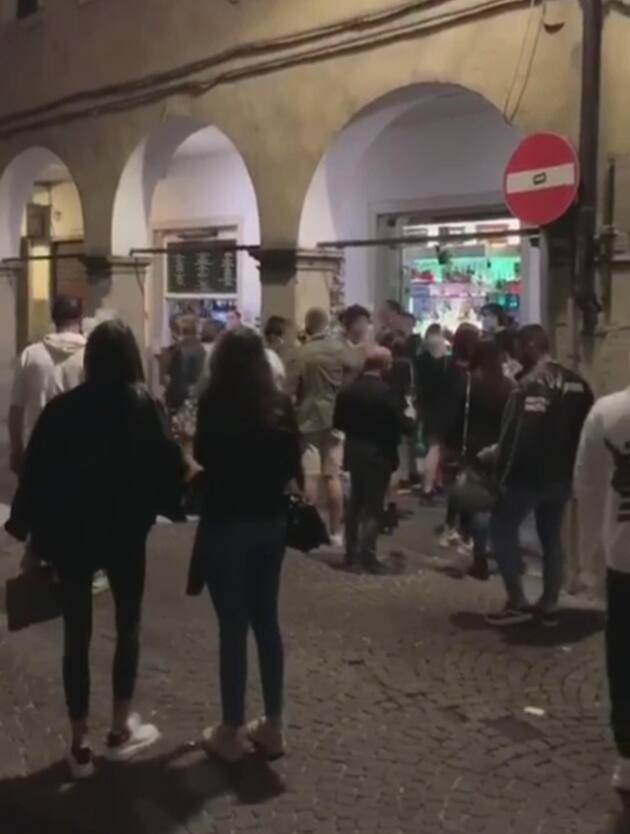 Fermo immagine di un video girato a Padova il 18 maggio 2020 che documenta un assembramento di persone. "Non ho nulla contro la festa, ma divieto di assembramenti e l'uso della mascherina sono la conditio sine qua non, i salva vita per la tutela dei cittadini", ha commentato il  governatore del Veneto Luca Zaia.  "In 10 giorni io li vedo i contagi: se aumentano richiuderemo bar, ristoranti, le spiagge, e torneremo a chiuderci in casa col silicone".ANSA