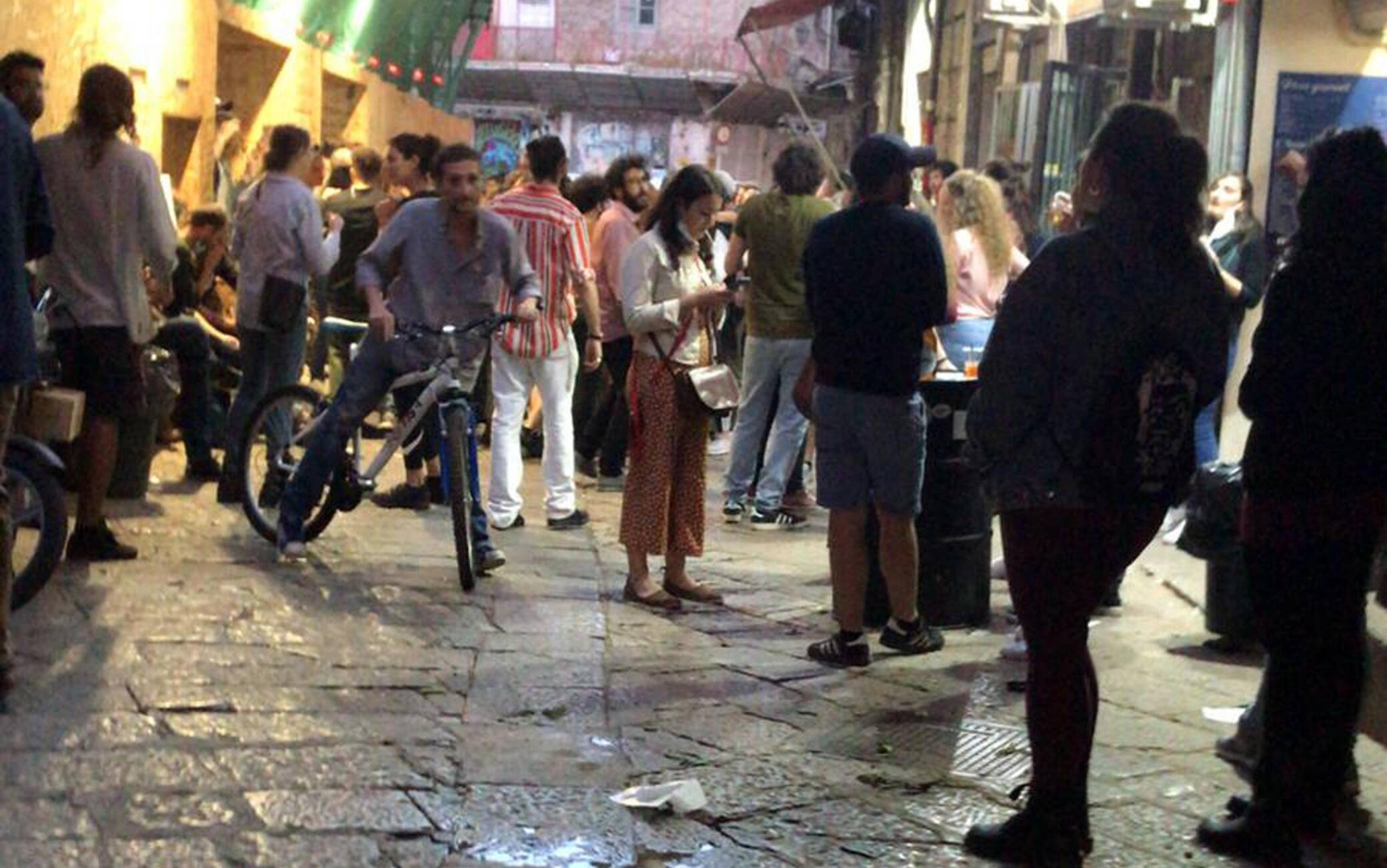 Assembramenti nel quartiere della Vucciria a Palermo, il 18 maggio 2020 Palermo movida coronavirus