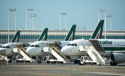 Alitalia, gli stipendi di maggio saranno pagati al 50%