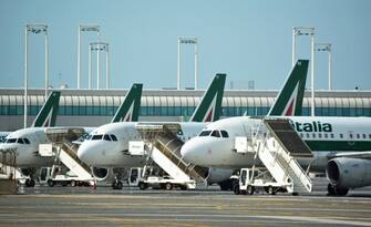 Alcuni aerei della compagnia Alitalia in sosta all'aeroporto Leonardo Da Vinci di Fiumicino. Secondo fonti la newco parte con 25-30 aerei Alcuni aerei della compagnia Alitalia in sosta all'aeroporto Leonardo Da Vinci di Fiumicino. Secondo fonti la newco parte con 25-30 aerei.