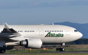 An Airbus A320 bearing the livery of Alitalia airline taxies on the tarmac prior taking off from Rome's Fiumicino airport on May 31, 2019. (Photo by Alberto PIZZOLI / AFP)        (Photo credit should read ALBERTO PIZZOLI/AFP via Getty Images)