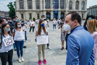 Il presidente della Regione Piemonte Alberto durante la protesta in Piazza Castello delle  dipendenti e lavoratrici degli asili nido, Torino, 21 maggio 2020. ANSA/TINO ROMANO