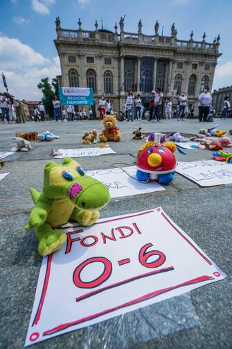 Un momento della protesta delle dipendenti e delle lavoratrici degli asili nido privati all'esterno della Regione Piemonte in Piazza Castello, Torino 21 maggio 2020 ANSA/TINO ROMANO