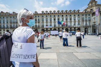 Un momento della protesta delle dipendenti e delle lavoratrici degli asili nido privati all'esterno della Regione Piemonte in Piazza Castello, Torino 21 maggio 2020 ANSA/TINO ROMANO