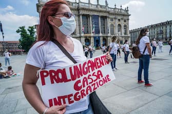 Un momento della protesta delle dipendenti e delle lavoratrici degli asili nido privati all'esterno della Regione Piemonte in Piazza Castello, Torino 21 maggio 2020 ANSA/TINO ROMANO
