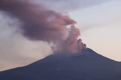 Eruzione Etna, nube vulcanica alta 6 chilometri dal cratere Nord-Est