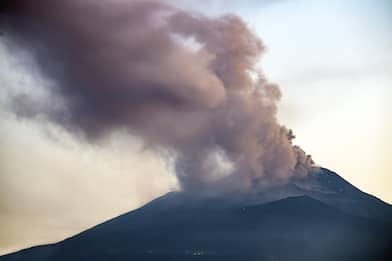 Etna, ancora attività stromboliana: emissione nube eruttiva