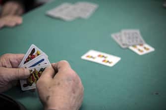 Anziani giocano a carte, 10 marzo 2017 a Roma.
ANSA/ MASSIMO PERCOSSI