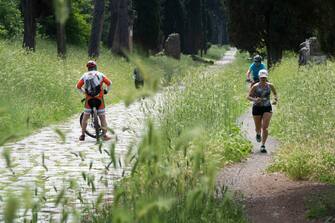 Erba alta e gente che si allena nel Parco Regionale dell'Appia Antica a Roma nel secondo giorno di Fase2, 5 maggio 2020. ANSA/CLAUDIO PERI
