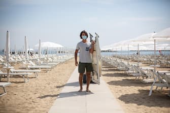 A worker sets up deck chairs and parasols during Phase 2 of the coronavirus emergency on the beach of Cesenatico, Italy, 23 May 2020. Italy's most popular beaches, in Sardinia, at Rimini and on the Ligurian Riviera, reopened as Italy is gradually easing lockdown measures implemented to stem the spread of the SARS-CoV-2 coronavirus that causes the COVID-19 disease.
ANSA/Max Cavallari