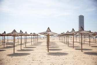Ombrelloni in un lido attrezzato sulla spiaggia di Rimini, sulla Riviera Romagnola