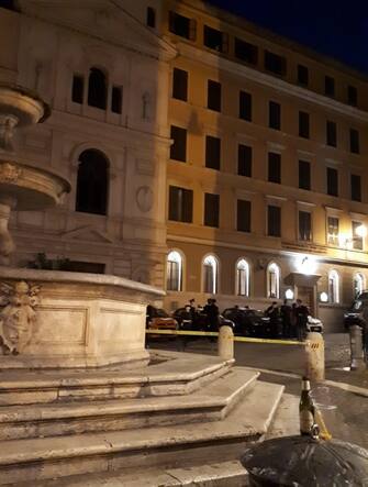 La fontana di piazza Madonna dei Monti transennata per evitare assembramenti, Roma, 23 maggio 2020. ANSA/PAOLA TAMBORLINI