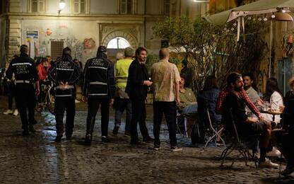 Coronavirus Roma: polizia chiude piazze della movida per assembramenti